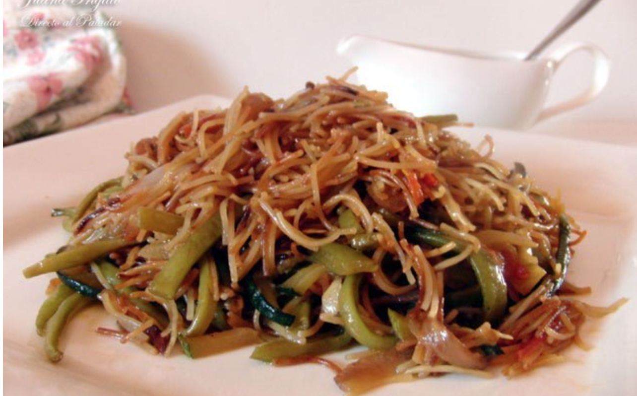 Fideua con verduras y heura